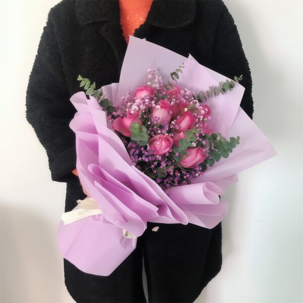 Bouquet di 11 Rose Viola e Giglio Stargazer - Eleganza Notturna