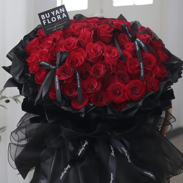 99 Rose Rosse: Il Grandioso Gesto d'Amore