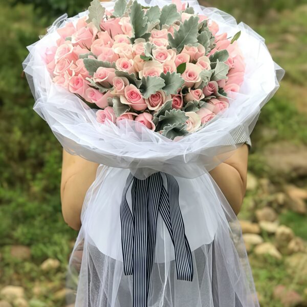 Buquê de 99 Rosas Pink Lady — O Símbolo do Amor Eterno