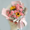 Mazzo di 19 Garofani Rosa e 2 Girasoli - Pura Gioia 19 Pink Carnations & 2 Sunflowers Bouquet - Pure Joy Floral Gift