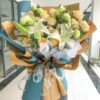 Bouquet di 19 Rose Champagne e 2 Gigli - Semplicemente il meglio 19 Champagne Roses & 2 Lilies Bouquet - Elegant Floral Gift