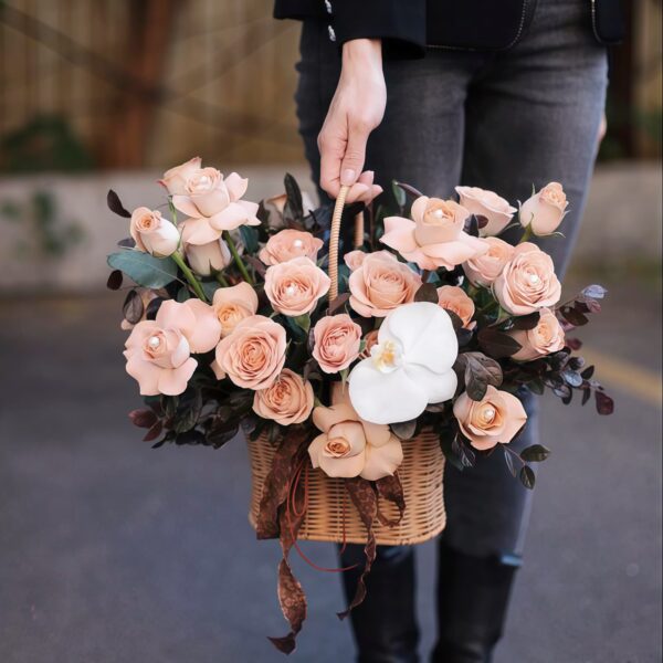 Cesto de Rosas Champagne e Orquídeas Brancas - Elegância Atemporal