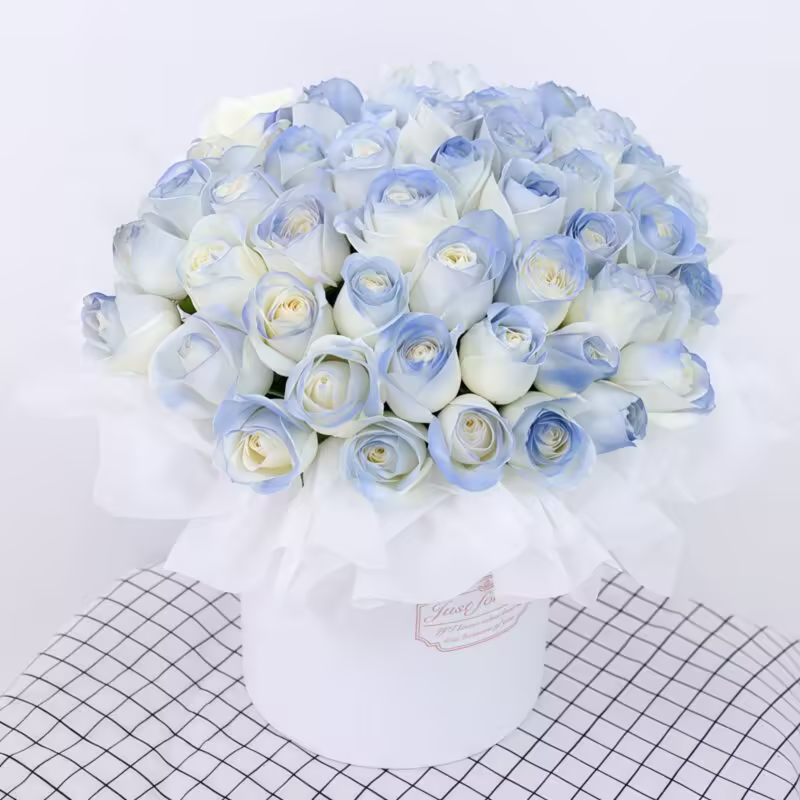 33 Rose Blu Ghiaccio in Box: Promessa Eterna 33 Ice Blue Roses Box - Lifelong Vow | Eternal Floral Elegance