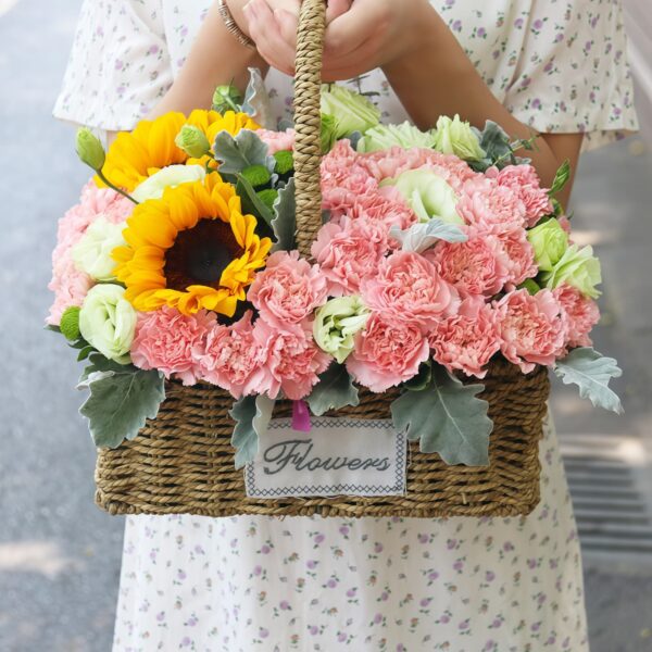 Cesta de flores: 2 girasoles y 21 claveles rosas - Gratitud eterna