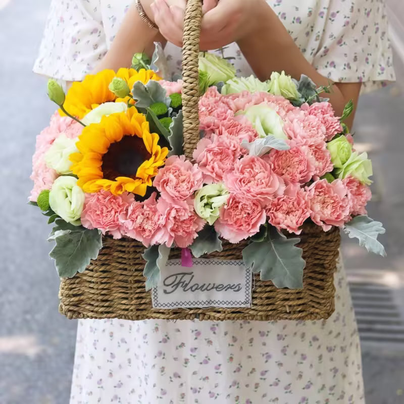 Cesto "Gratitudine Eterna": 2 Girasoli e 21 Garofani Rosa Sunflowers & Pink Carnations Flower Basket - Eternal Gratitude Bouquet