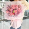 Bouquet di 7 Garofani e 6 Rose Rosa - Serenata al Chiaro di Luna 7 Carnations & 6 Pink Roses Bouquet - Moonlit Serenade | Fresh Floral Gift