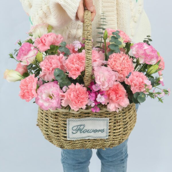 Cesta de 19 claveles rosas: Un tierno gesto de amor