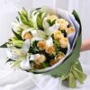 Mazzo "Dolce Incontro" con 3 Gigli Bianchi e 19 Rose Champagne 3 White Lilies & 19 Champagne Roses Bouquet | Sweet Encounter Flower Gift - 1