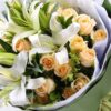 Mazzo "Dolce Incontro" con 3 Gigli Bianchi e 19 Rose Champagne 3 White Lilies & 19 Champagne Roses Bouquet | Sweet Encounter Flower Gift - 2