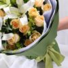 Mazzo "Dolce Incontro" con 3 Gigli Bianchi e 19 Rose Champagne 3 White Lilies & 19 Champagne Roses Bouquet | Sweet Encounter Flower Gift - 3