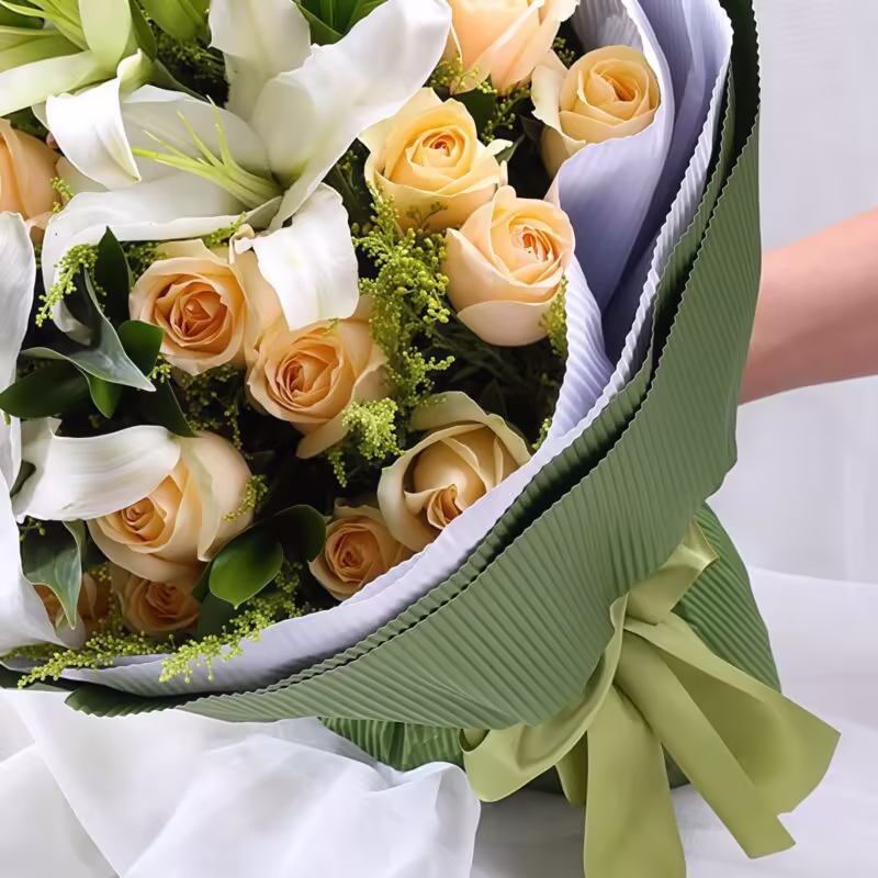 Mazzo "Dolce Incontro" con 3 Gigli Bianchi e 19 Rose Champagne 3 White Lilies & 19 Champagne Roses Bouquet | Sweet Encounter Flower Gift - 3