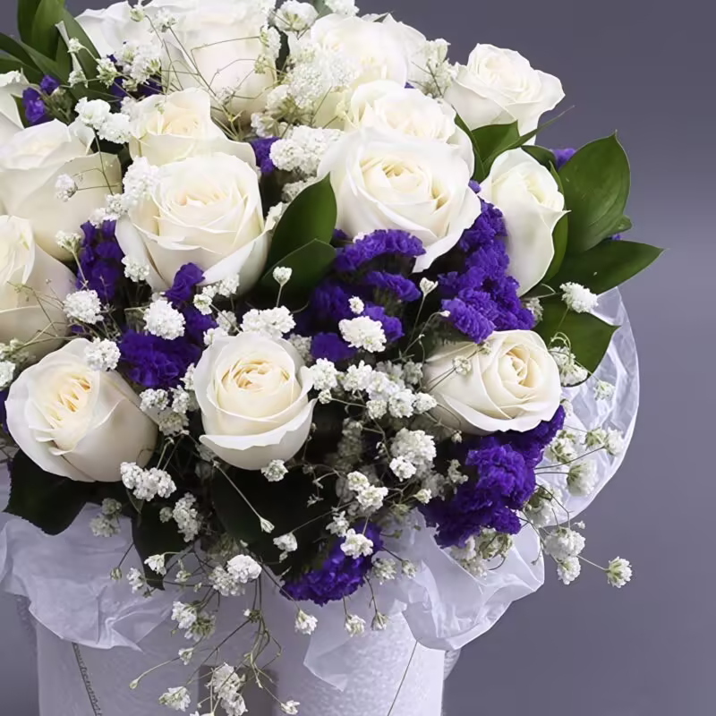 Bouquet 3 Gigli Bianchi e 19 Rose Champagne - Splendore Puro 3 White Lilies & 19 Champagne Roses Bouquet | Pure Radiance Luxury Floral Gift - 3