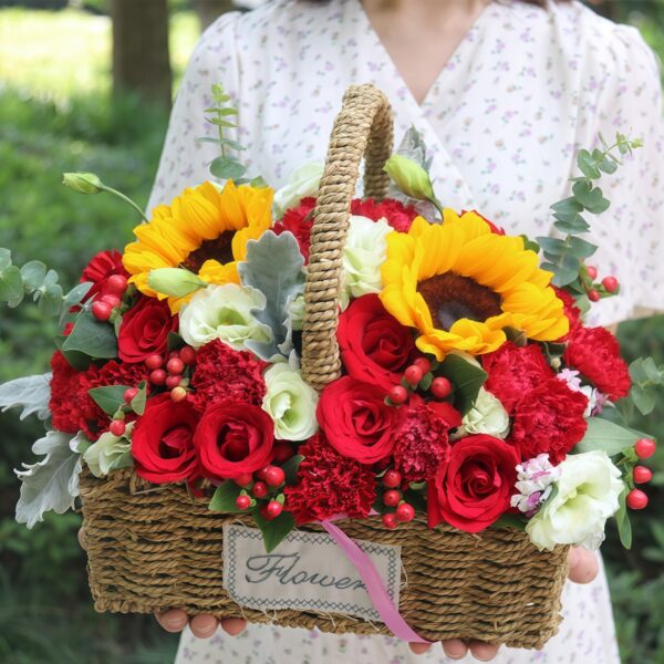 Cesto Primavera Eterna: 2 Girasoli, 23 Rose e Garofani