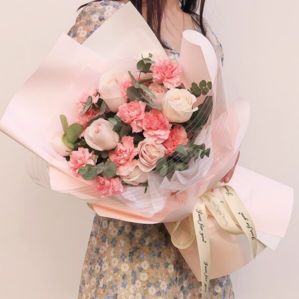 Bouquet di 19 Garofani e Rose - Armonia Cipria