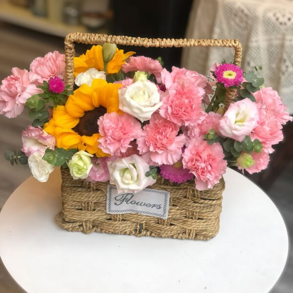 Cesta de 2 girasoles y 19 claveles rosas - Un detalle sincero