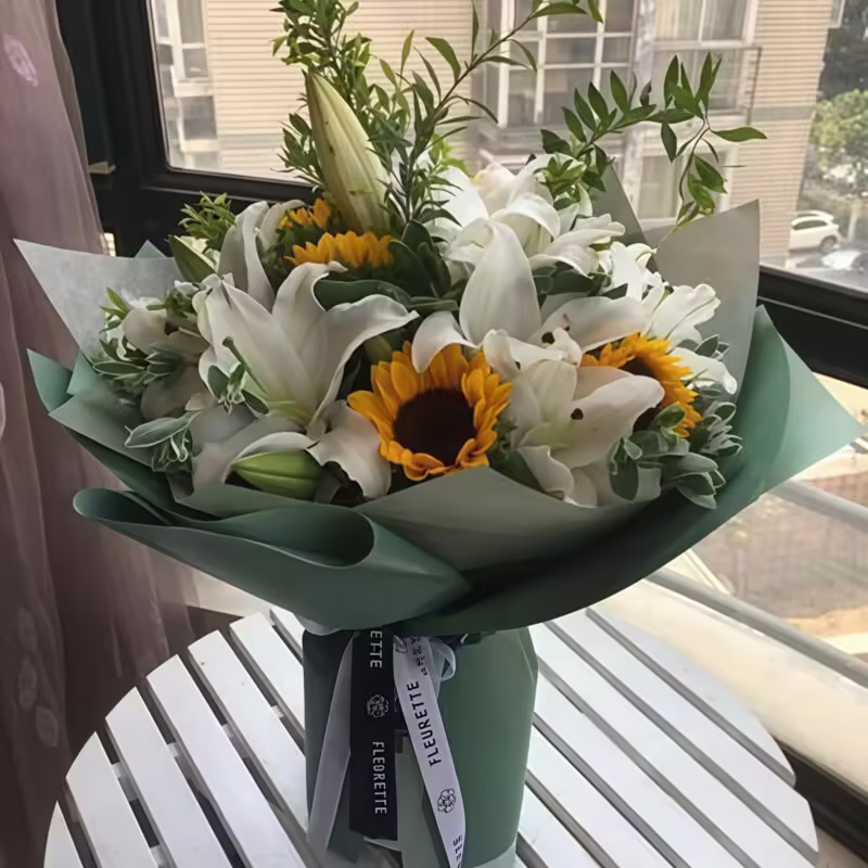 Bouquet di Girasoli e Gigli: Auguri di Cuore 4 Sunflowers & 6 Lilies Bouquet - Warm Wishes Floral Arrangement - 3
