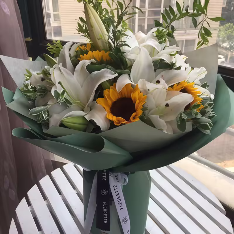 Bouquet di Girasoli e Gigli: Auguri di Cuore 4 Sunflowers & 6 Lilies Bouquet - Warm Wishes Floral Arrangement - 2