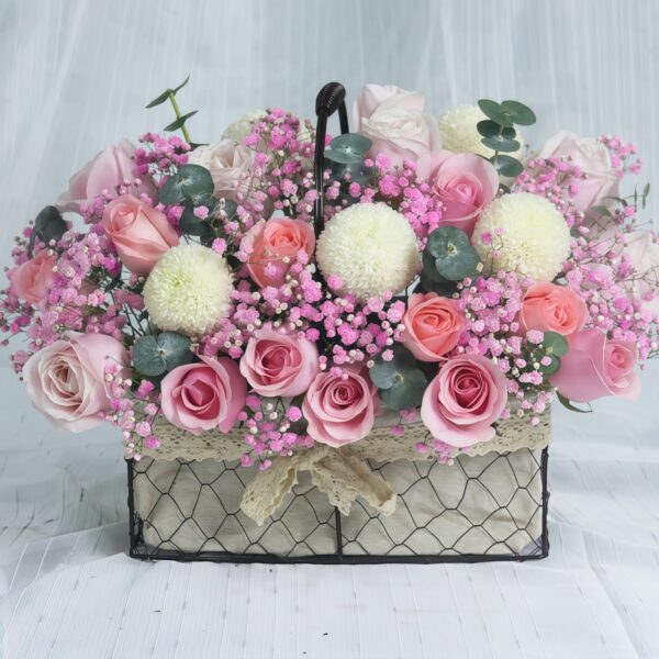 Cesto con 21 Rose Rosa e 3 Margherite Ping Pong: Grazie di Cuore