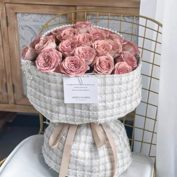 Mazzo di 33 Rose Cappuccino – Amore Sofisticato