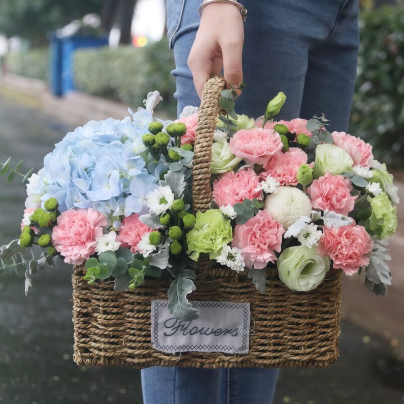 Cesto con 16 Garofani e 1 Ortensia - Profonda Gratitudine 16 Carnations & 1 Hydrangea Basket | Deep Gratitude Flower Arrangement