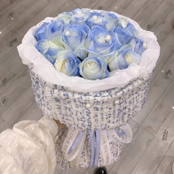 Buquê de 19 Rosas Azul Ice – Elegância Glacial
