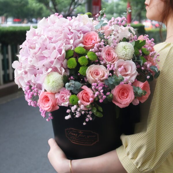 Cubo de ternura: 1 Hortensia y 15 Rosas - Elegancia atemporal