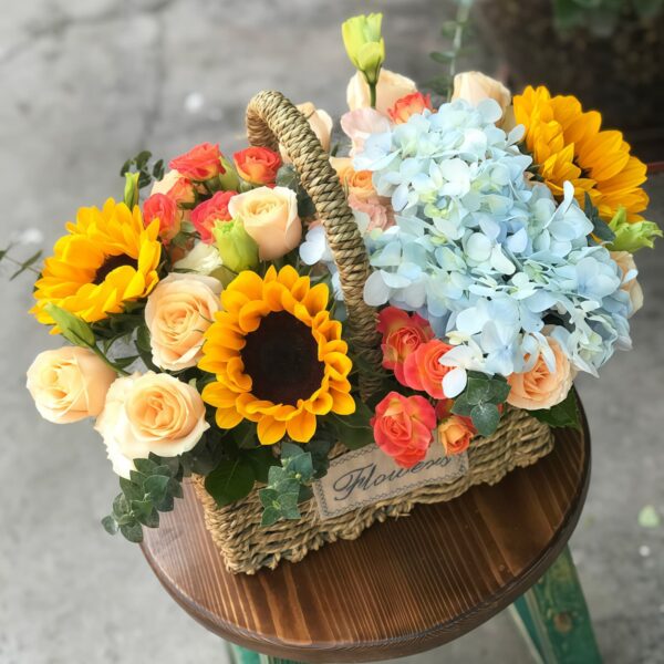 Cesto "Giardino Incantato": 1 Ortensia, 3 Girasoli e 11 Rose