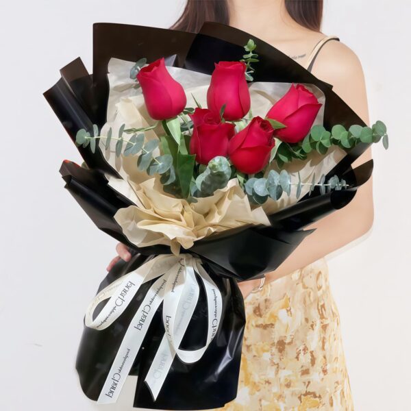 Bouquet de 5 Roses Rouges : L'Éclat de la Passion