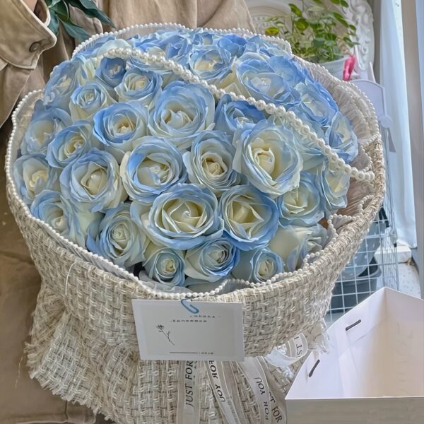 Buquê de 33 Rosas Azuis - Elegância Glacial