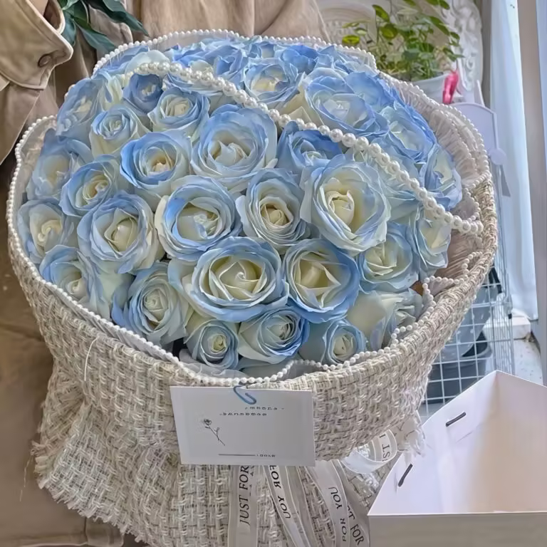 Bouquet di 33 Rose Blu - Eleganza Glaciale