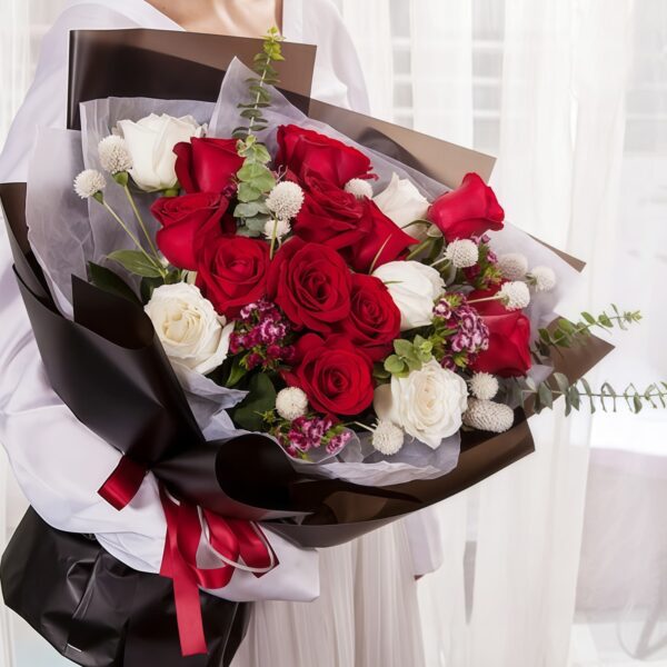 Bouquet di 16 Rose Rosse e Bianche – Pura Devozione