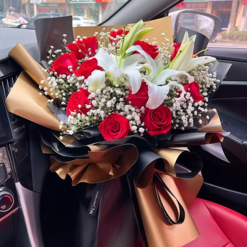 Bouquet di 11 Rose Rosse e 2 Gigli Bianchi - Portafortuna 11 Red Roses & 2 White Lilies Bouquet - Lucky Charm
