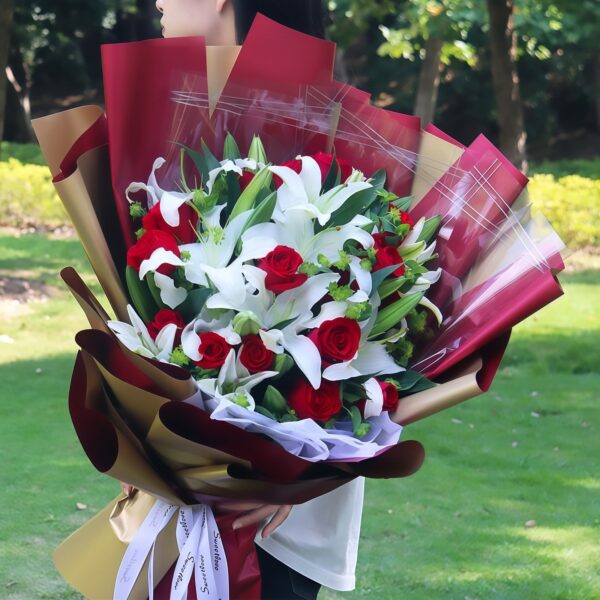 Buquê de 11 Lírios e 11 Rosas Brancas - Serenidade Pura