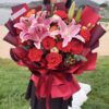 Bouquet Mattinata Soleggiata: 25 Steli di Rose, Garofani e Gigli Sunlit Morning Bouquet: 25-Stem Rose, Carnation & Lily Arrangement