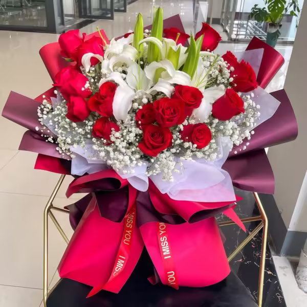 Bouquet da 22 Steli di Rose Rosse e Gigli - Gioia e Armonia