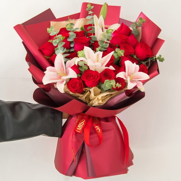36朵紅玫瑰與粉百合花束:綻放極致浪漫的奢華禮讚 36朵紅玫瑰與粉百合花束:綻放極致浪漫的奢華禮讚