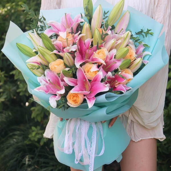 Buquê de 30 Hastes: Lírios Cor-de-Rosa e Rosas Champagne – Charme e Elegância