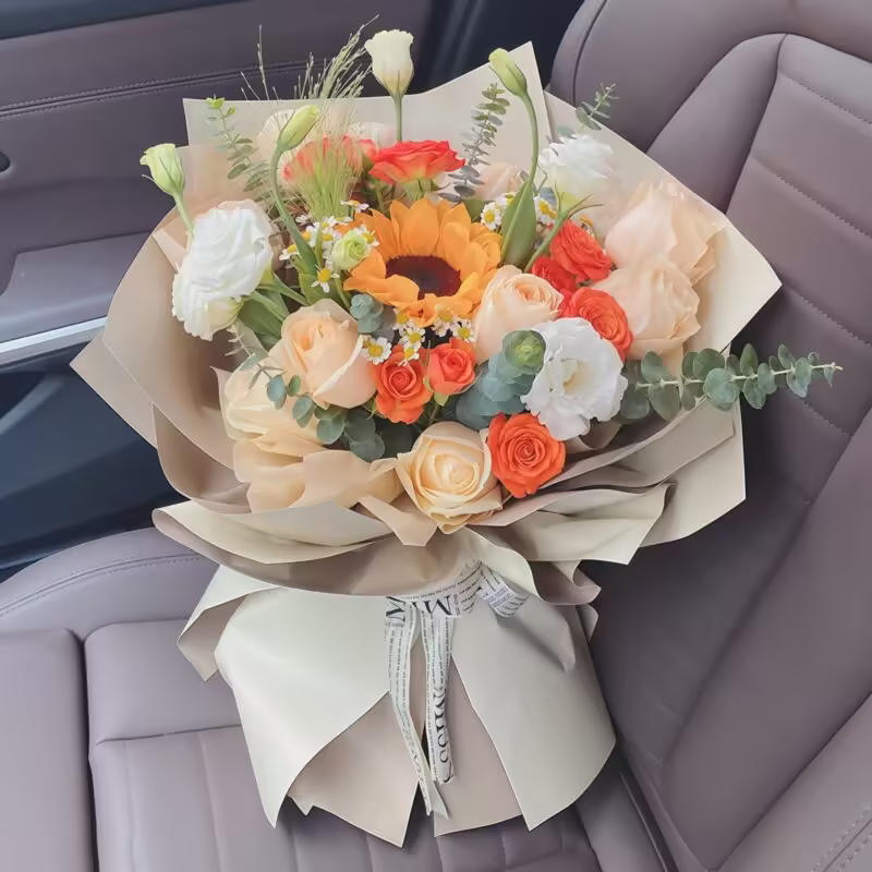 Bouquet 1 Girasole e 9 Rose Champagne - Ore Dorate Golden Hours: 1 Sunflower & 9 Champagne Roses Bouquet