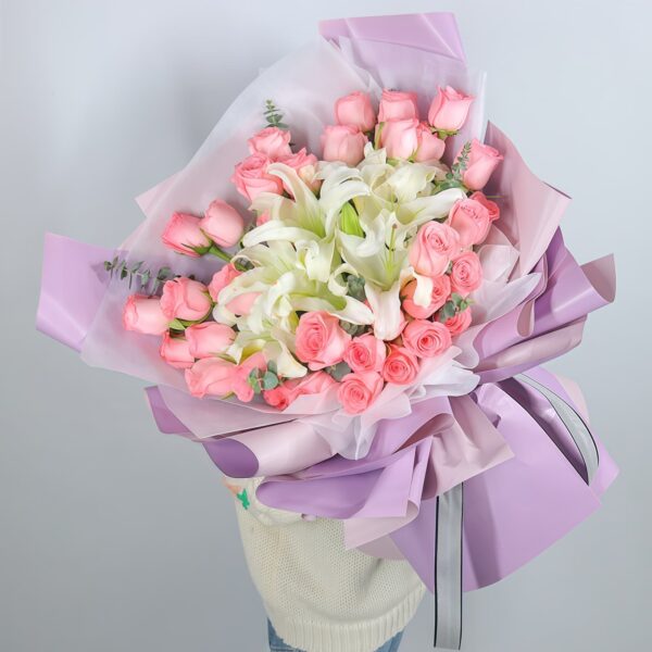 Buquê de 33 Rosas Cor-de-Rosa e 8 Lírios - Devoção Eterna