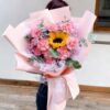 Mazzo di 11 Garofani e 1 Girasole: Auguri Calorosi 11 Carnations & Sunflower Bouquet - Warm Blessings Gift