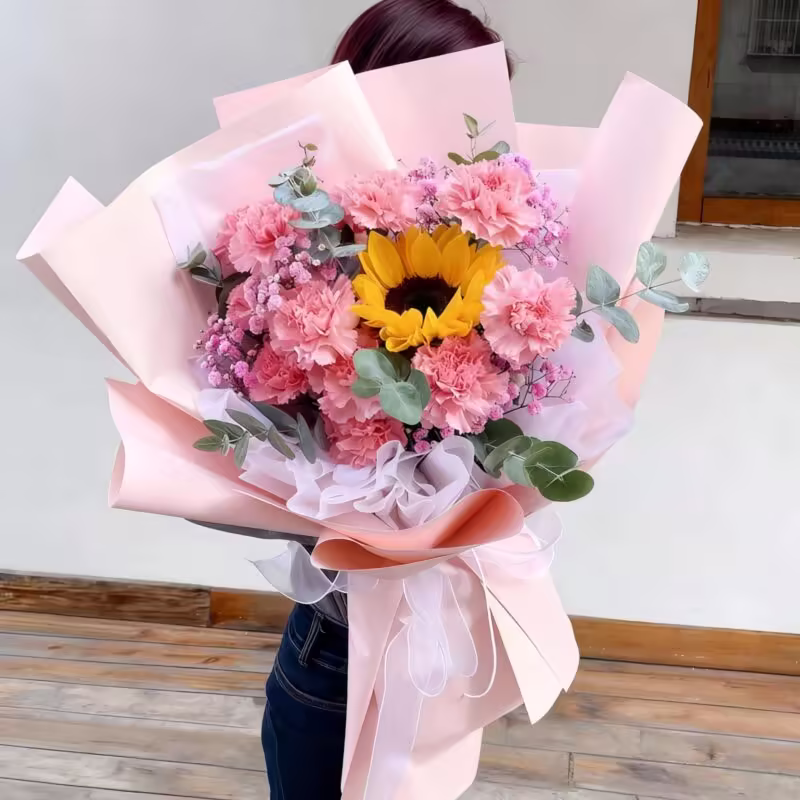 Mazzo di 11 Garofani e 1 Girasole: Auguri Calorosi 11 Carnations & Sunflower Bouquet - Warm Blessings Gift