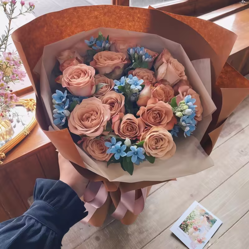 Bouquet di 18 Rose Cappuccino: Incantevole Fascino 18 Cappuccino Roses Bouquet | Elegant Floral Arrangement with Blue Accents