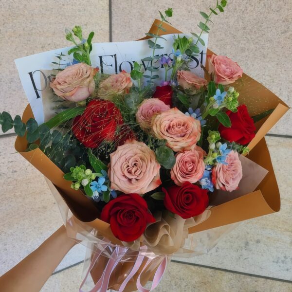 Bouquet di 15 Rose Miste e Fiori Stellati - Armonia Naturale