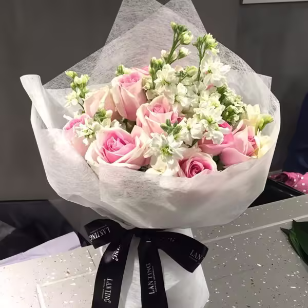 Bouquet di 11 Rose Awakening: Eleganza Eterna