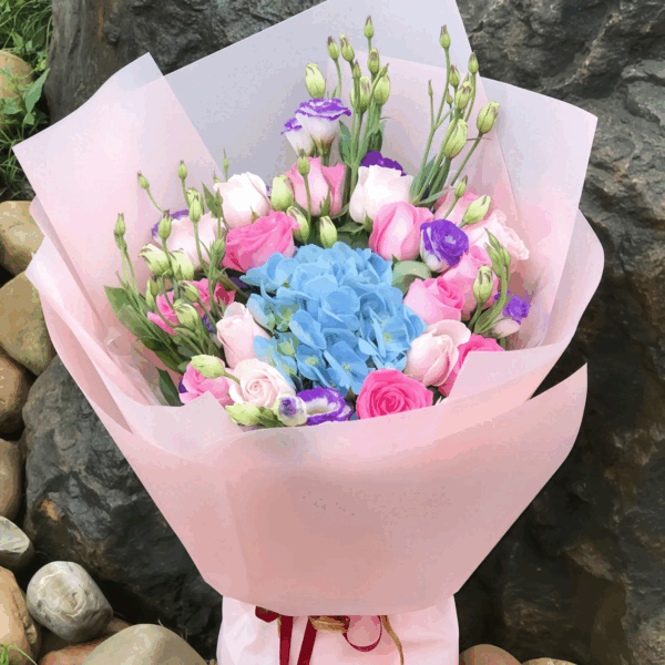 19朵甦醒玫瑰與藍色繡球花束 —— 溫婉和諧的繁花盛宴