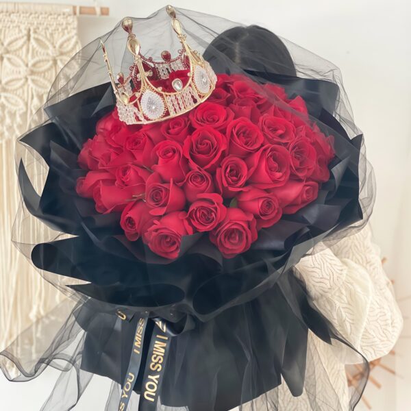 39朵紅玫瑰花束:皇冠黑紗包裹的長久愛戀 39朵紅玫瑰花束:皇冠黑紗包裹的長久愛戀