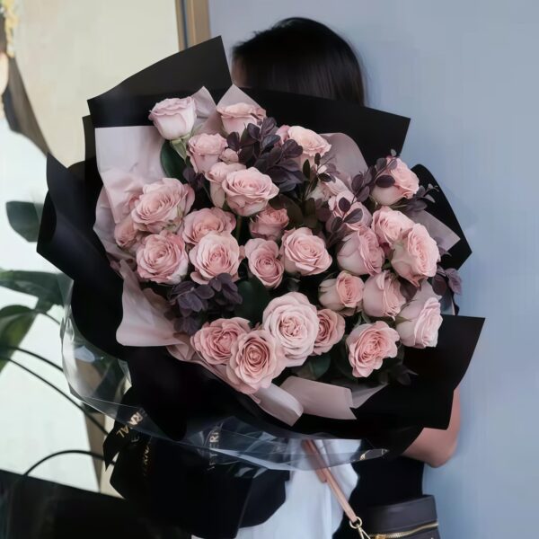 Buquê de 33 Rosas Cappuccino – Sofisticação e Estética Vintage