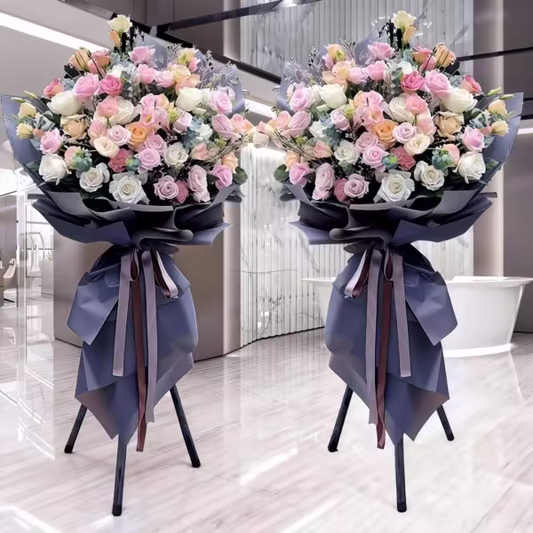 Stand Floreale per Inaugurazione: Rose Rosa e Champagne per un Futuro Prospero