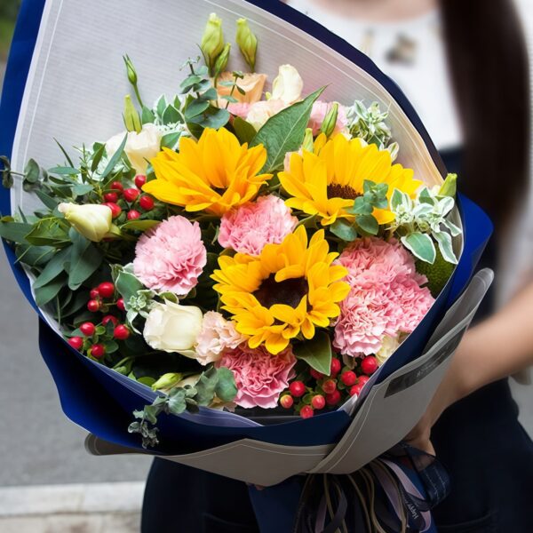 Bouquet di 3 Girasoli e 9 Garofani - Un Gesto d'Affetto Sincero