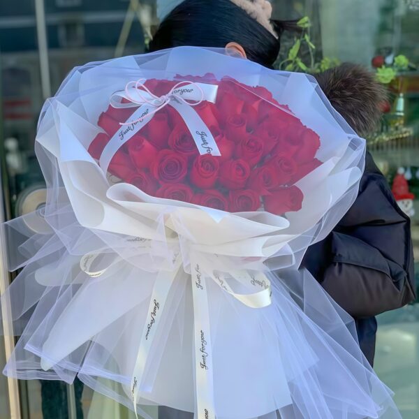 Bouquet di 52 Rose Rosse: L'Essenza del Vero Amore